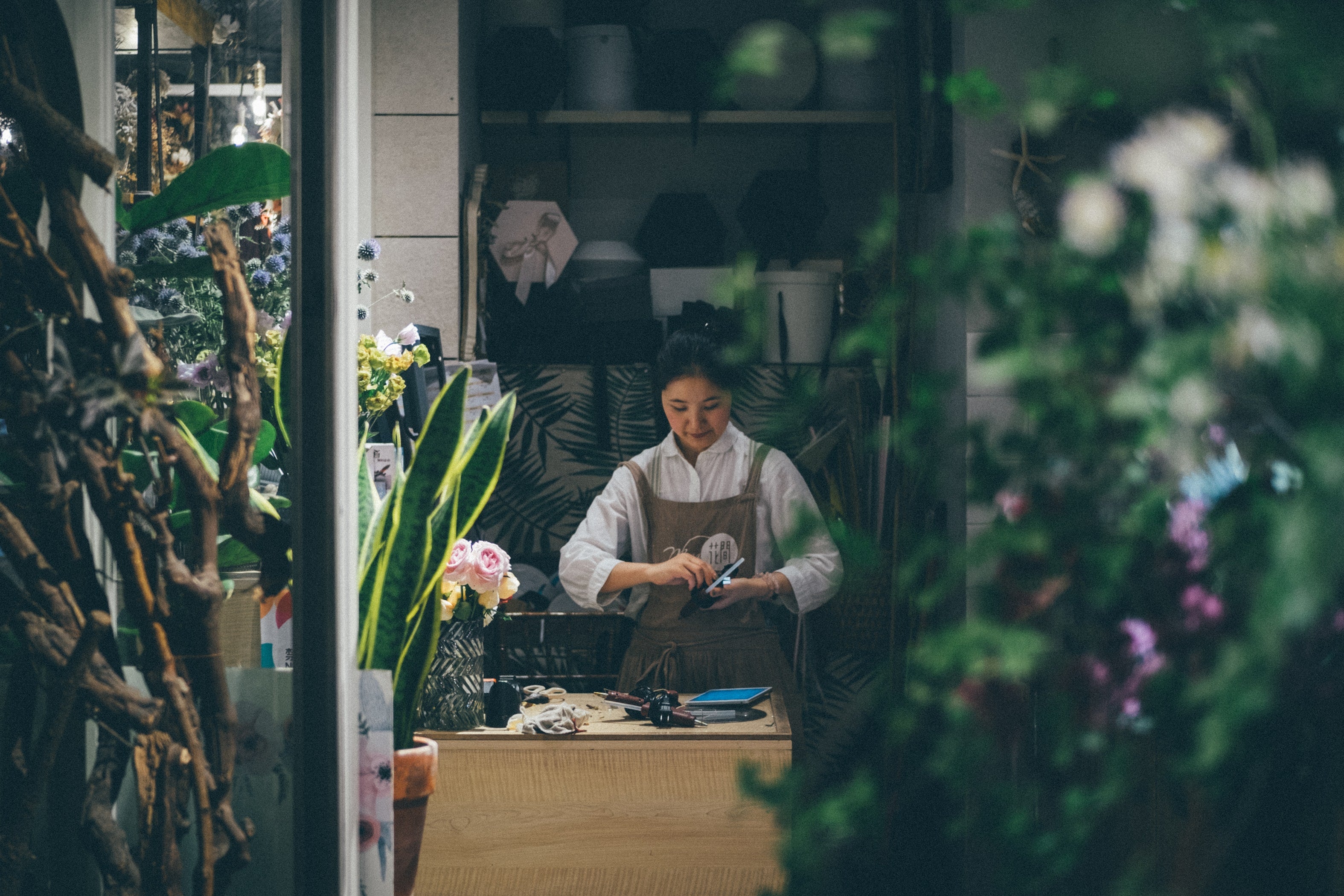 florist preparing wedding day flowers