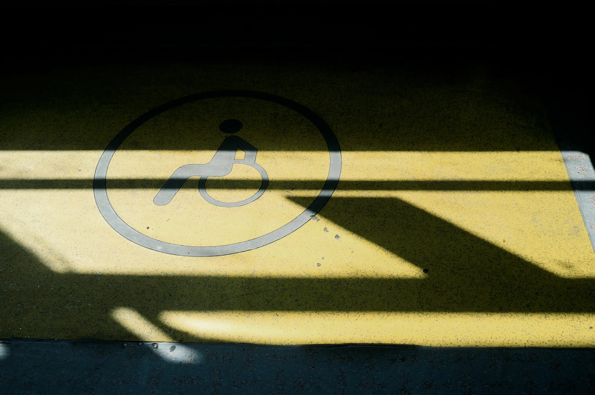 wheelchair logo painted on concrete