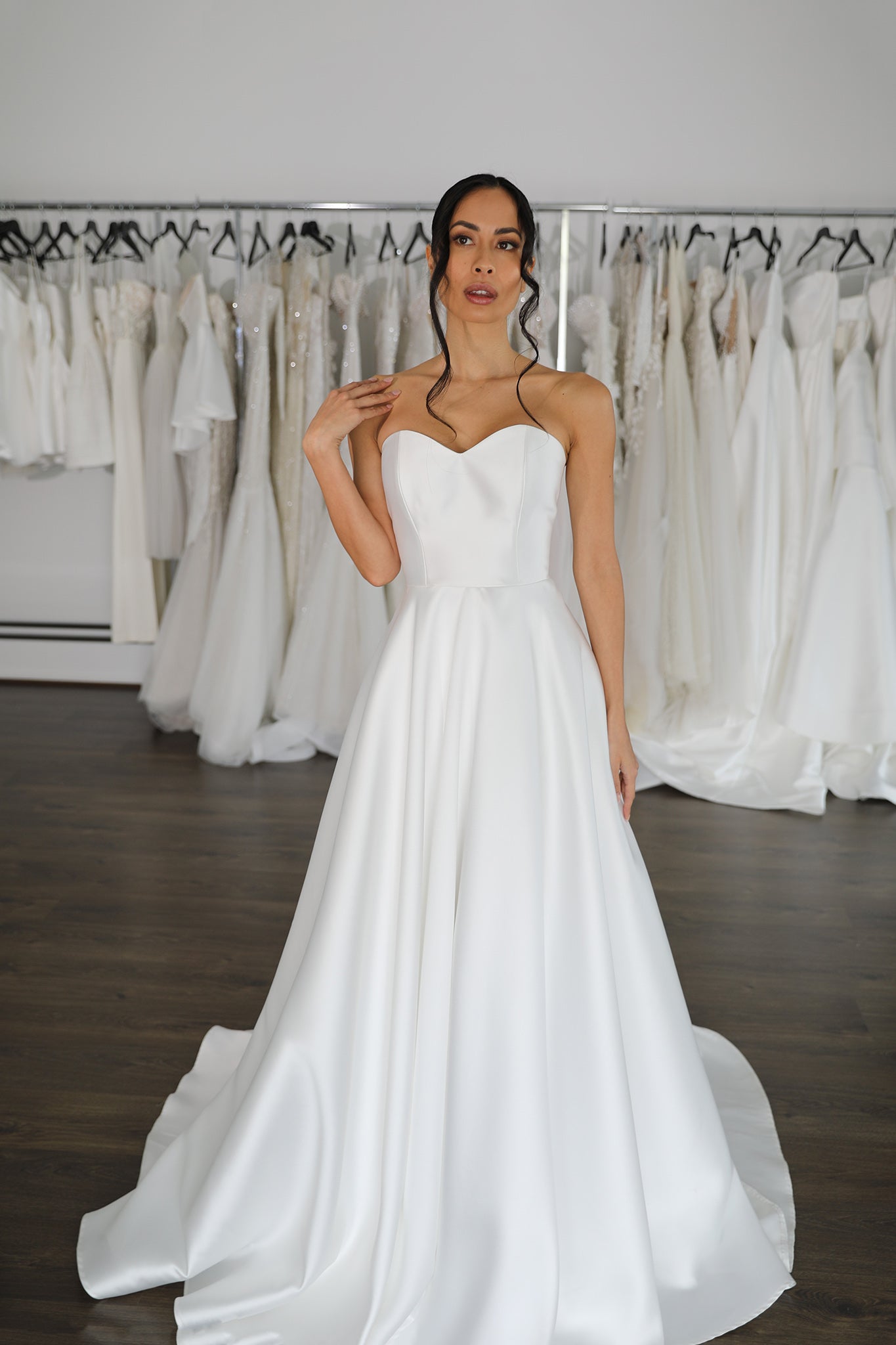 bride with sweetheart neckline and full skirt wedding dress